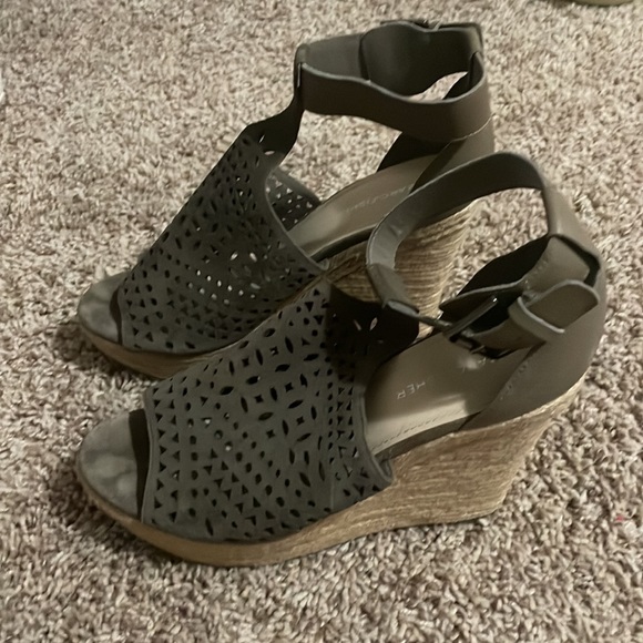 Marc Fisher wedges, worn once! - Picture 2 of 2